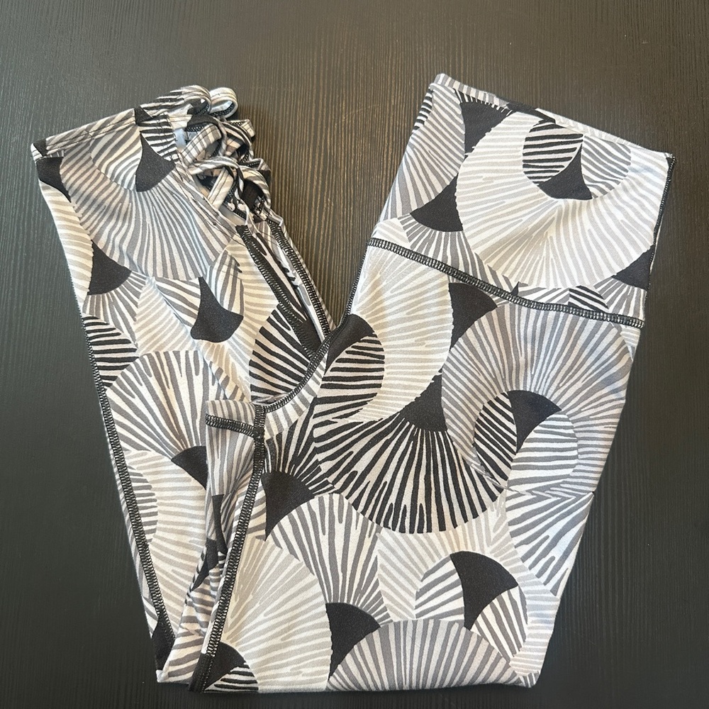 Aerie Cropped Geometric Black & Gray Leggings Size Medium